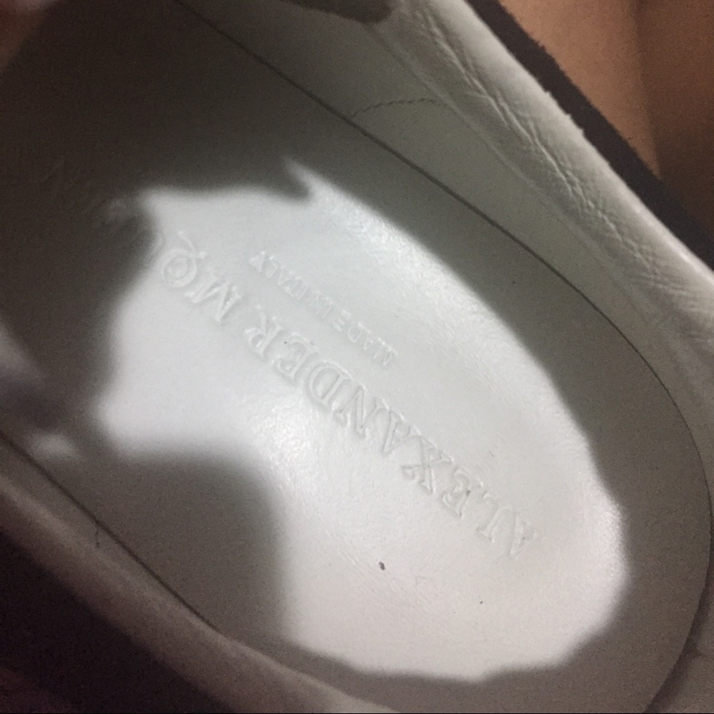 Alexander McQueen’s sneakers worn 4times